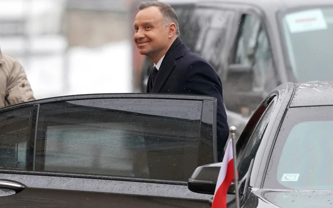 Polşa Prezidentinin maşınından izləmə cihazı çıxdı