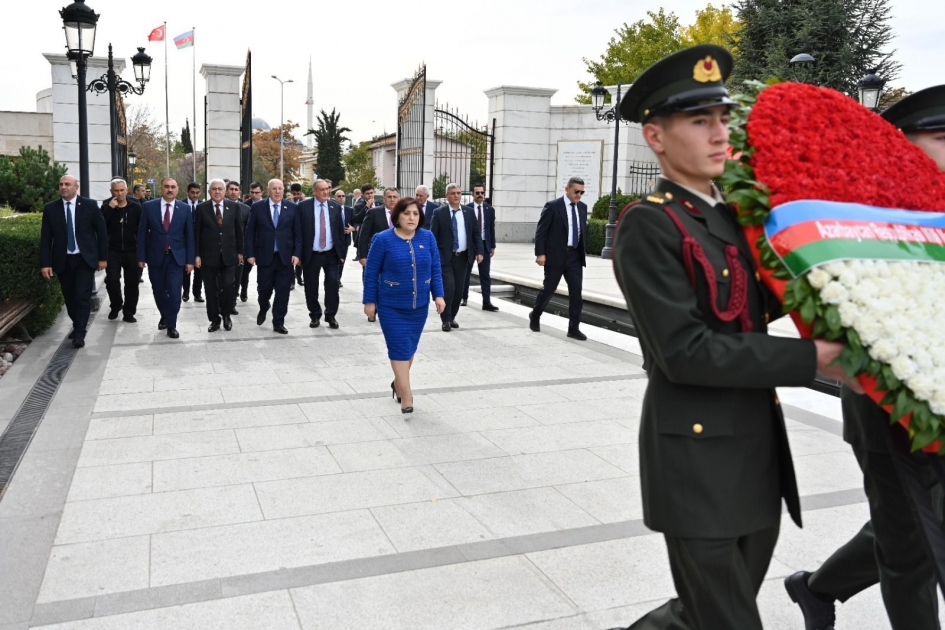 Sahibə Qafarova Ulu Öndərin abidəsini ziyarət etdi 