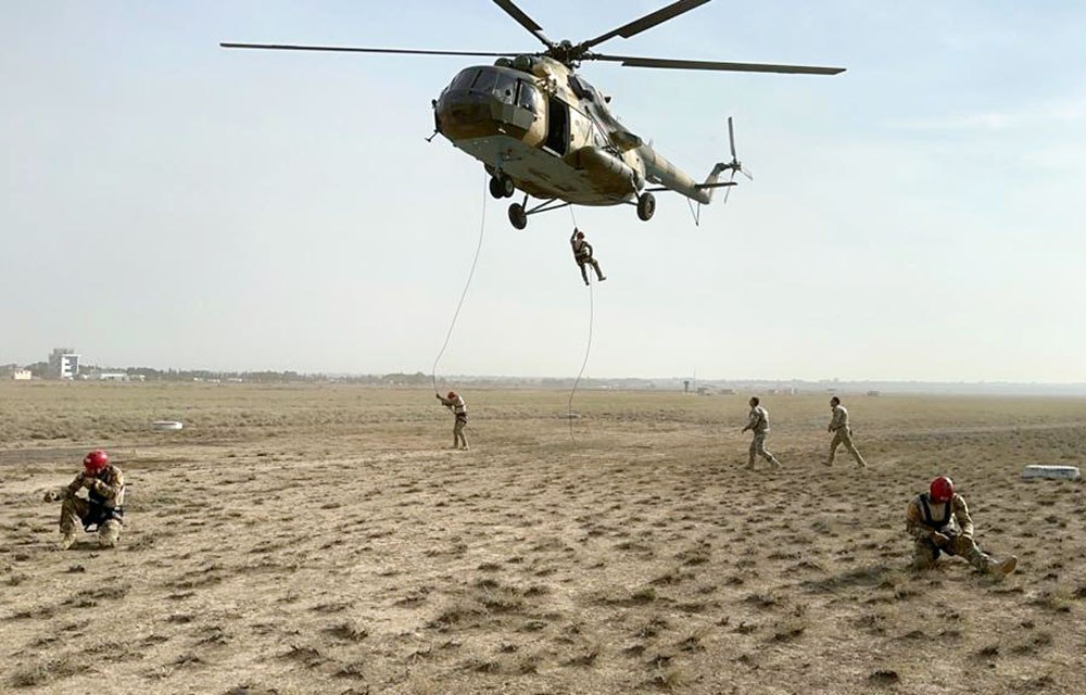 Sualtı hücum xüsusi təyinatlıları paraşütdən tullandılar - FOTOLAR/VİDEO