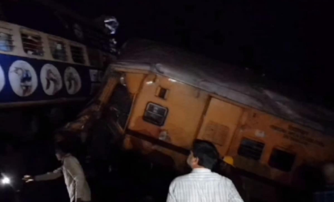 İki qatar toqquşdu - 6 ölü, 18 yaralı