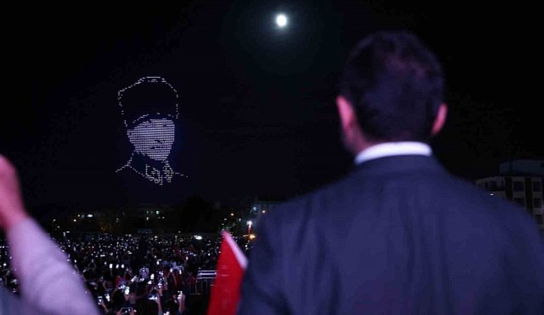 Minlərlə dron Atatürkü göstərdi - VİDEO