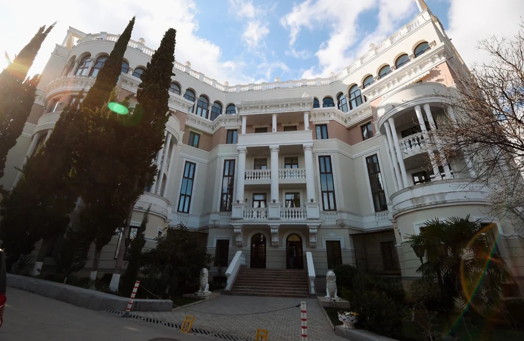 Zelenskinin Krımdakı mənzili 44 milyona satıldı