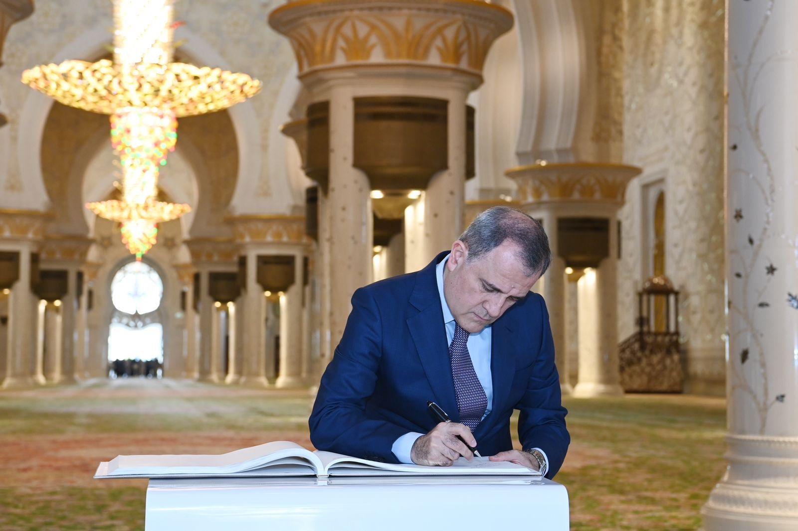 Ceyhun Bayramov Şeyx Zayed məscidini ziyarət etdi - FOTO