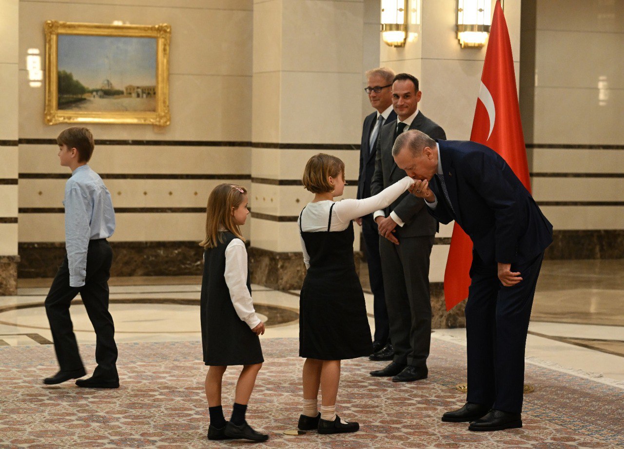 Ərdoğan kiçik qonaqlarını belə qarşılaşdı - FOTO