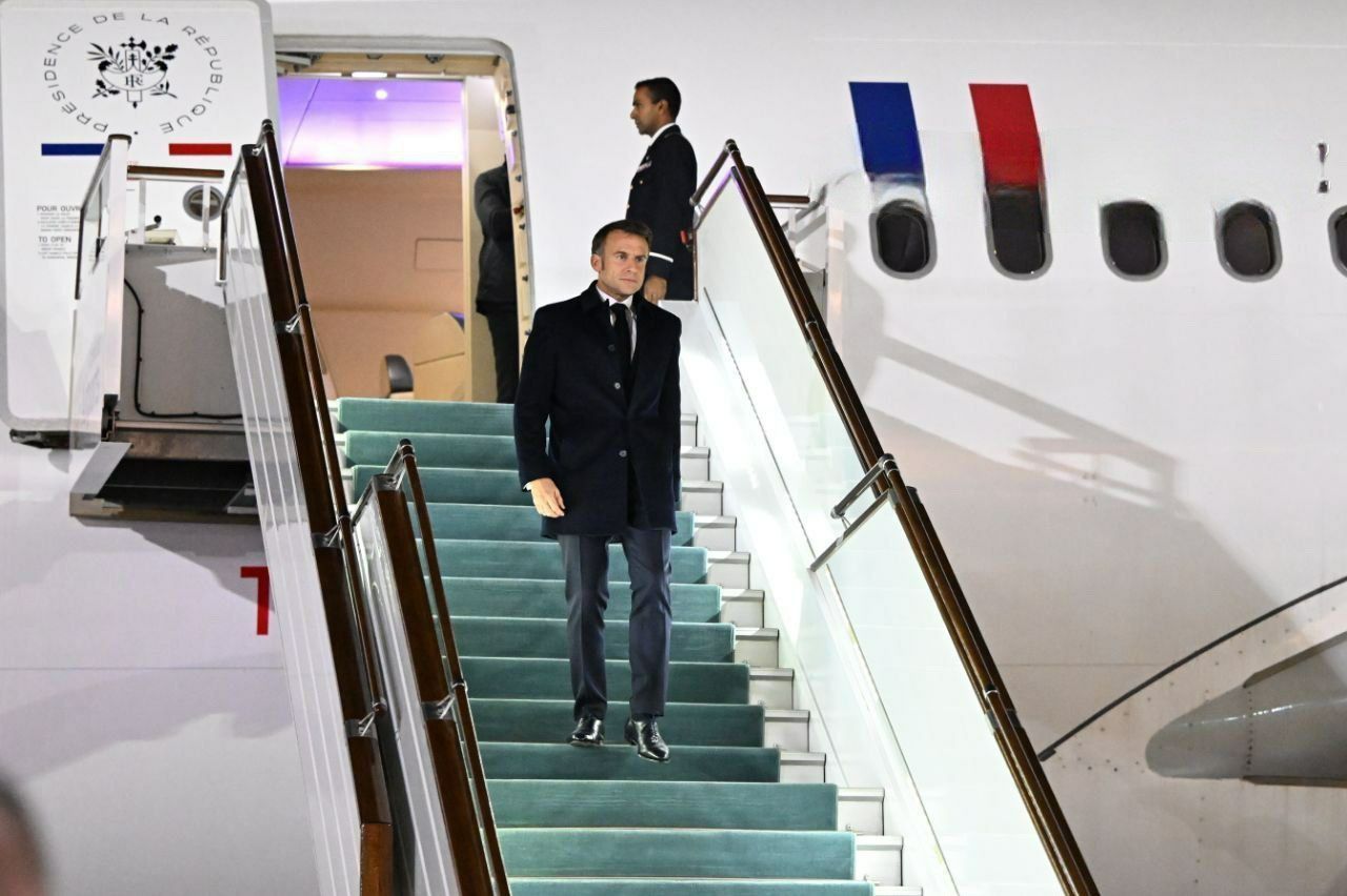 Makron Astanadan Səmərqəndə getdi - Mirziyoyevlə gəzdi (VİDEO)