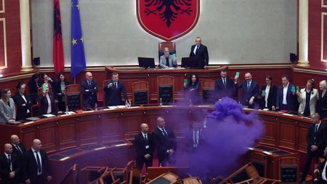 Deputatlar parlamentin iclasında tüstü bombaları atdılar