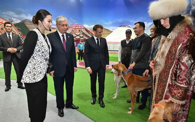 Tokayev Makronu “Etnoaul”da gəzdirib - FOTO