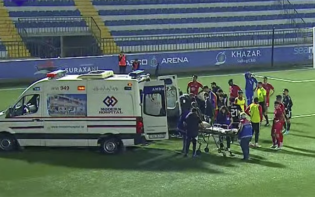 Oyun zamanı qorxulu anlar: Tanınmış futbolçu huşunu itirdi - VİDEO
