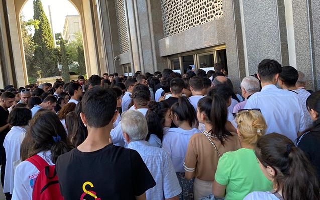 Metroya sərnişinlərin növbə ilə buraxılmasının SƏBƏBİ