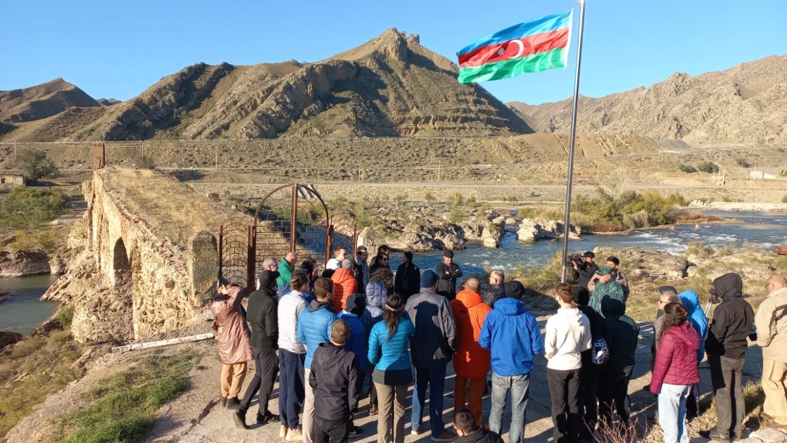 Xarici səyyahlar Xudafərin körpüsündə - FOTOLAR