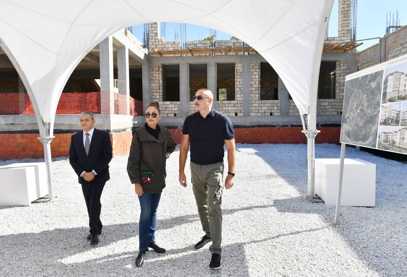 Prezidentlə xanımı Şuşada peşə məktəbinin və kollecin binasına baxıblar
