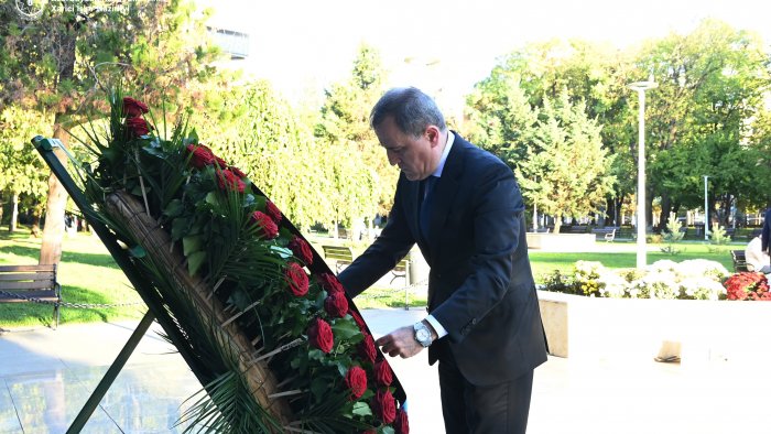 Ceyhun Bayramov Serbiyada Heydər Əliyevin abidəsini ziyarət etdi