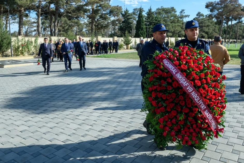 Nazirliyin kollektivi II Fəxri xiyabanı ziyarət etdi - FOTO