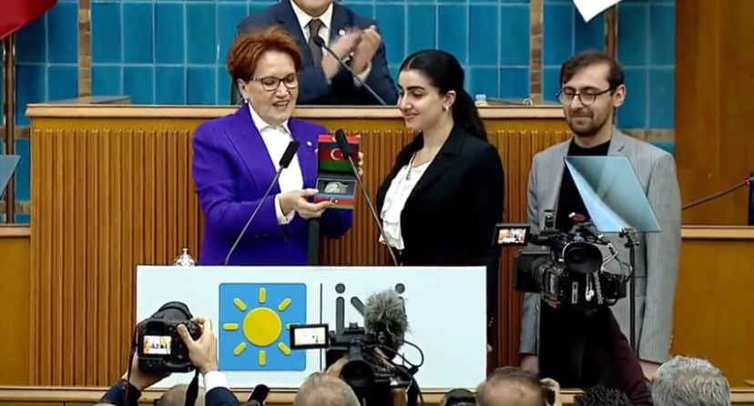 Şuşadan aparılan torpaq Meral Akşenərə təqdim edildi - FOTO