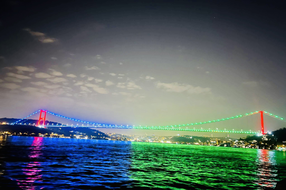 İstanbul körpüsü bayrağımızın rəngində