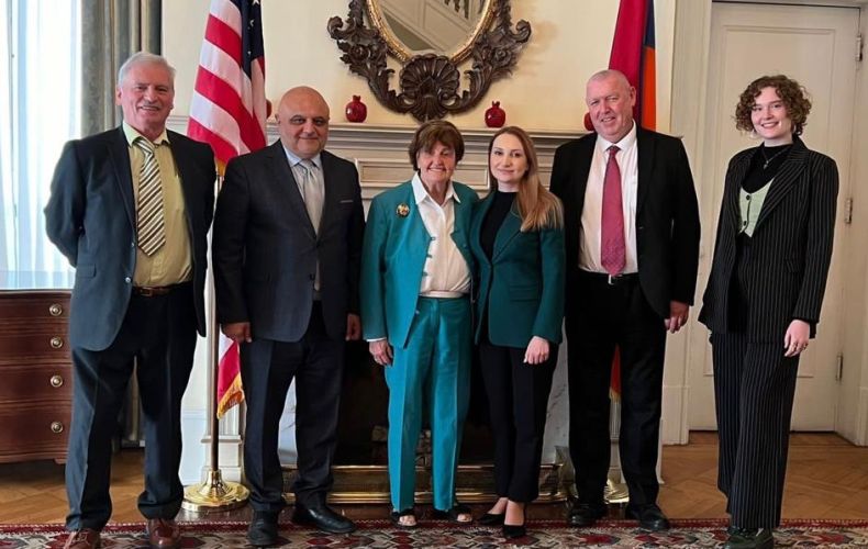 Erməni səfir Baronessa Koksa YALTAQLANDI