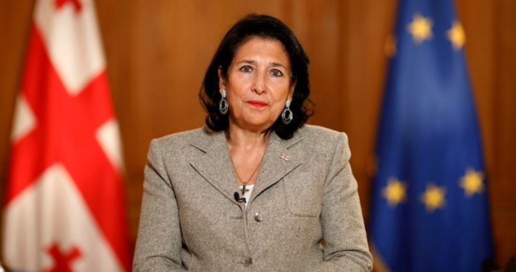 Zurabişvili icazəsiz Fransaya getdi