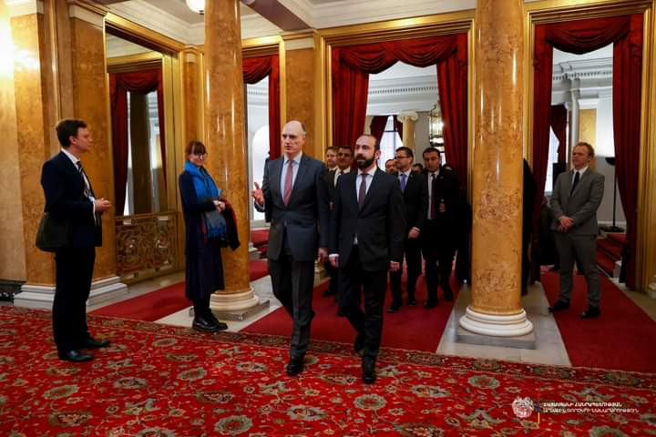 Mirzoyan britaniyalı nazirlə Qafqazı müzakirə etdi 