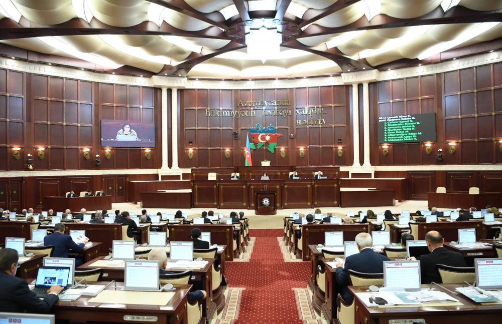 Deputat parlamentdəki kompüterlərin dəyişdirilməsini TƏKLİF ETDİ