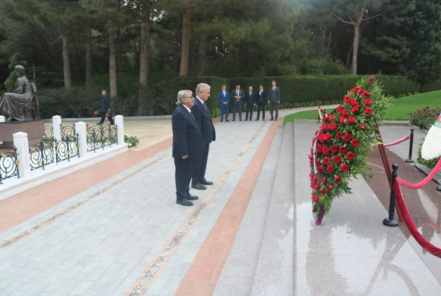 Avrasiya Patent İdarəsinin prezidenti Heydər Əliyevin məzarını ziyarət etdi