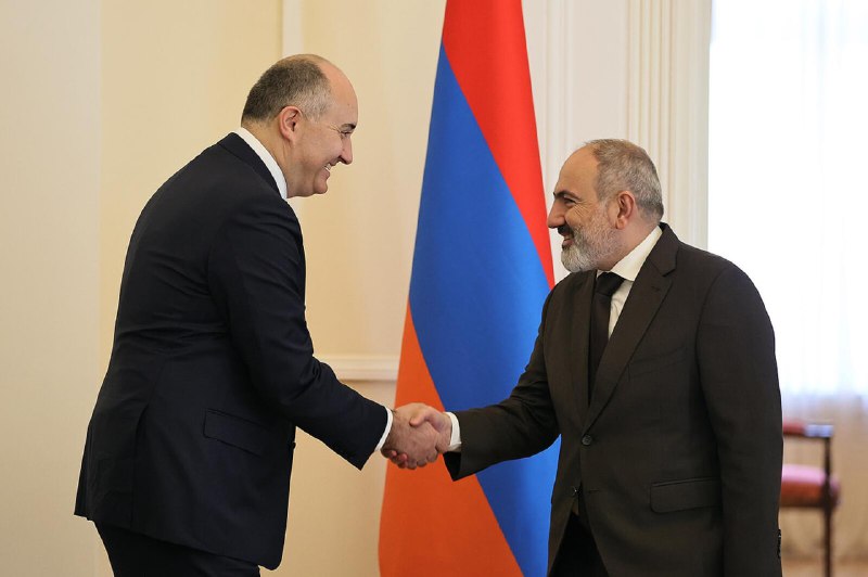 Cuanşir Burçuladze Paşinyanla görüşdü