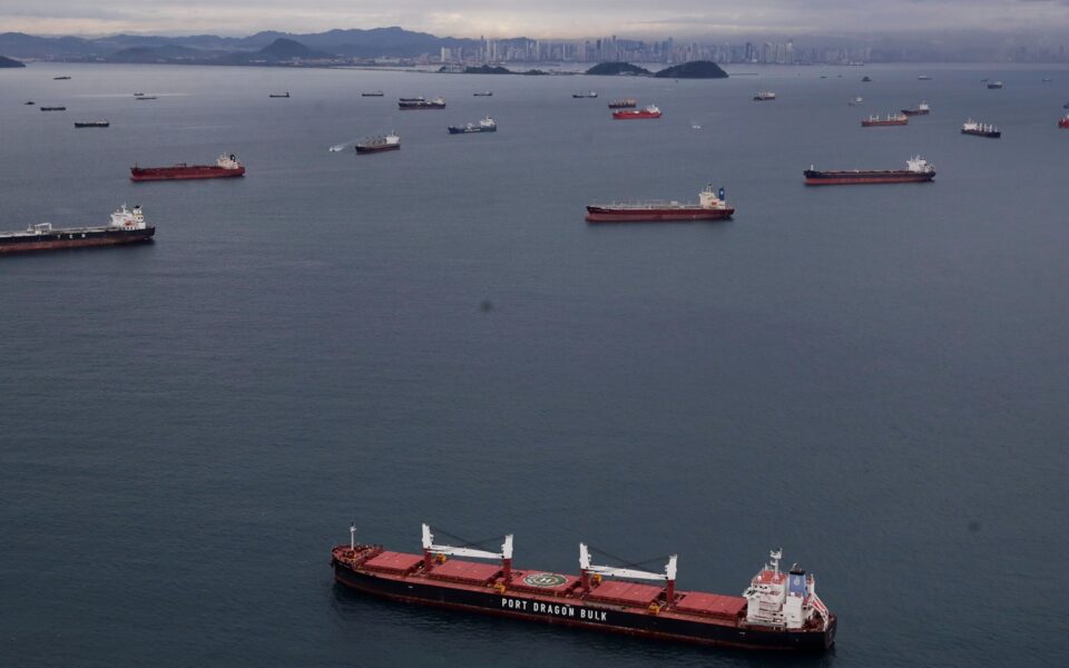 Buğda daşıyan gəmi minaya düşdü 