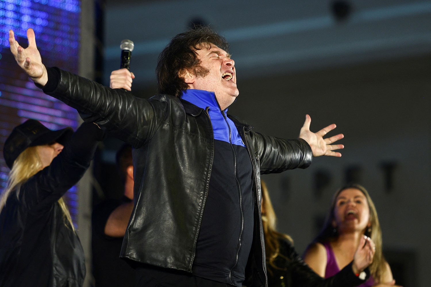 Yeni prezident qələbəsini belə qeyd etdi - VİDEO