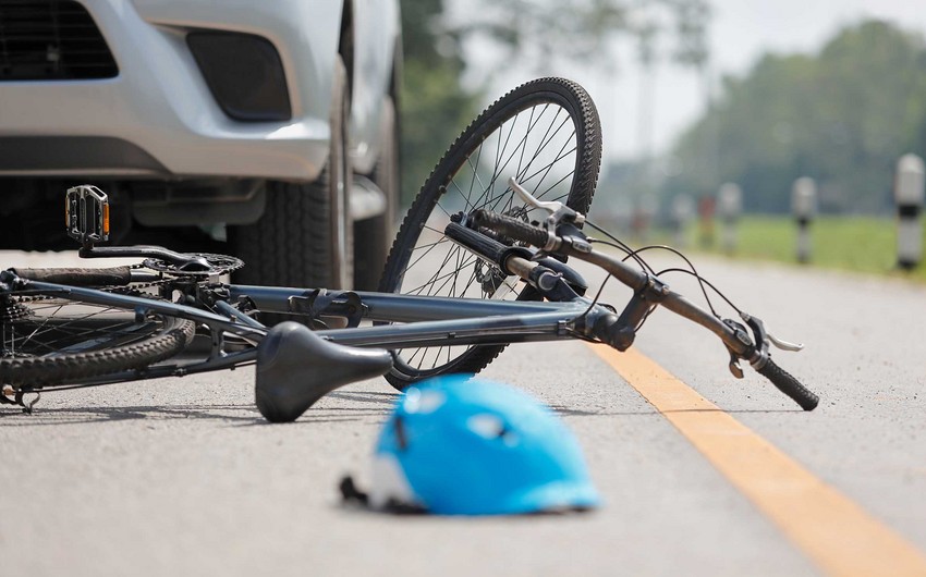 Maşın velosipedçini vurub öldürdü