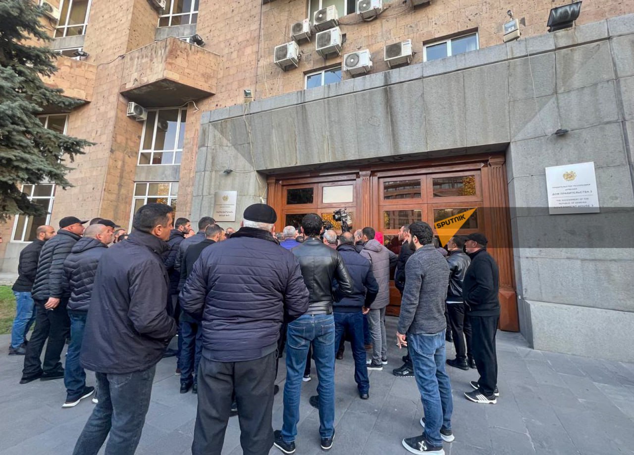 Ermənistanda aksiya - Suyun azalmasından narazıdırlar