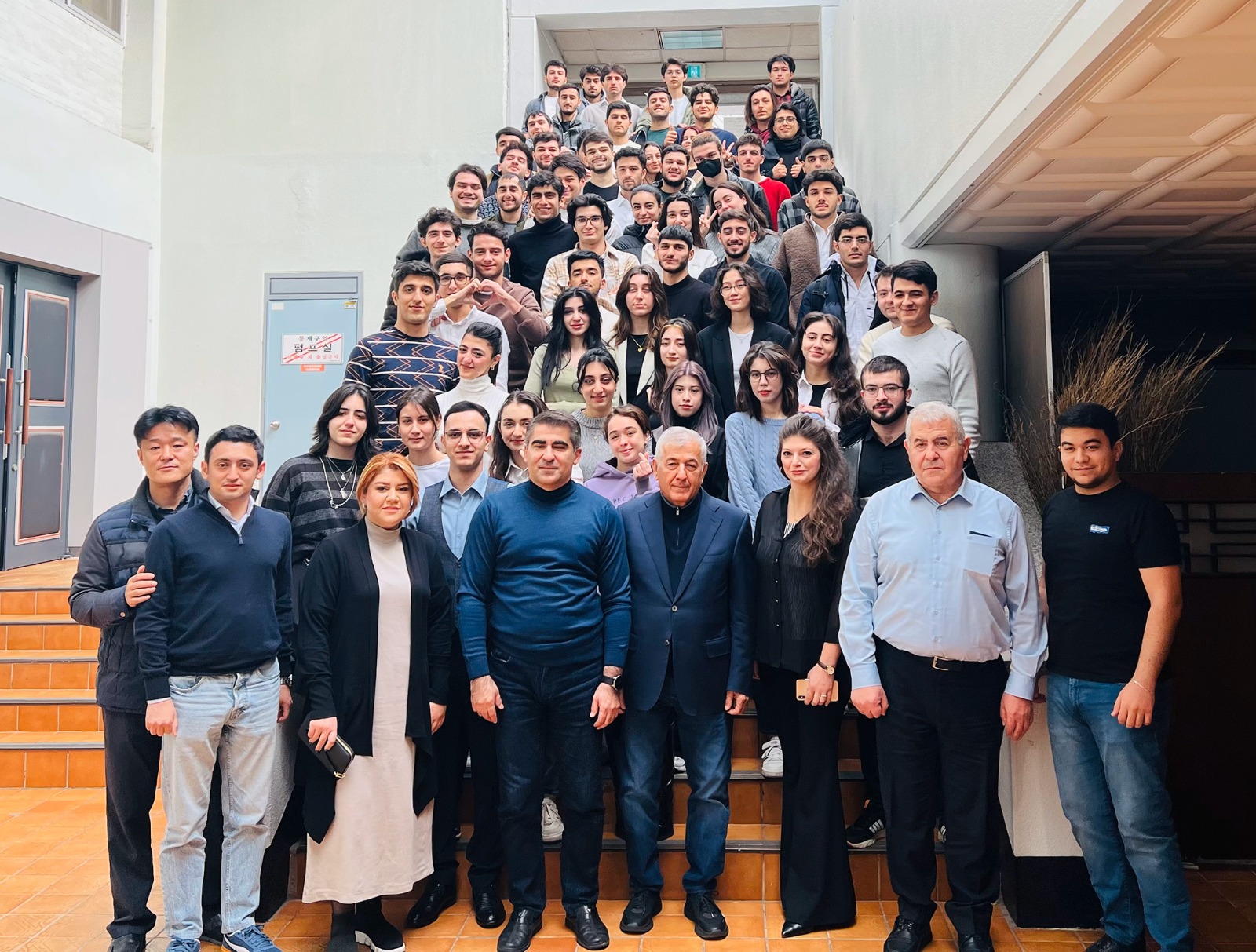 BMU-nun rektoru Koreyada təhsil alan tələbələrlə görüşdü - FOTO
