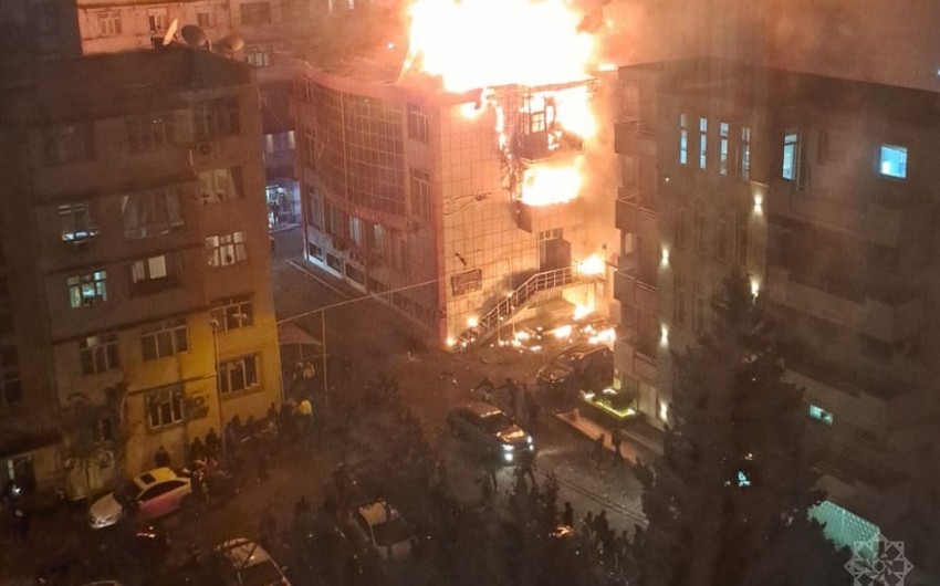 Bakıda ticarət mərkəzi YANDI: Yaralı var 
