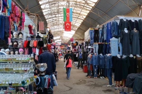 Ticarət mərkəzindəki mağazadan oğurluq