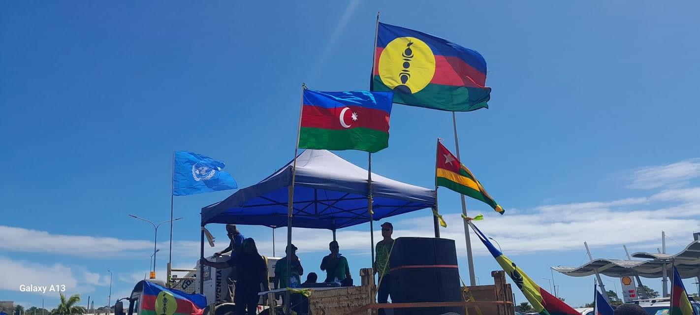 Yeni Kaledoniyada Fransaya qarşı etiraz - Azərbaycan bayrağı qaldırıldı