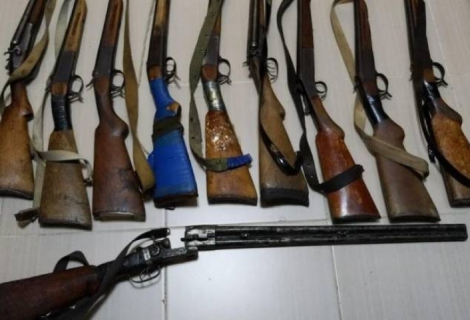 Vətəndaşlar odlu silahlarını polisə təhvil verdilər