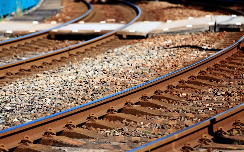 Dəmir yolunu keçən piyadanı drezin vuraraq öldürüb