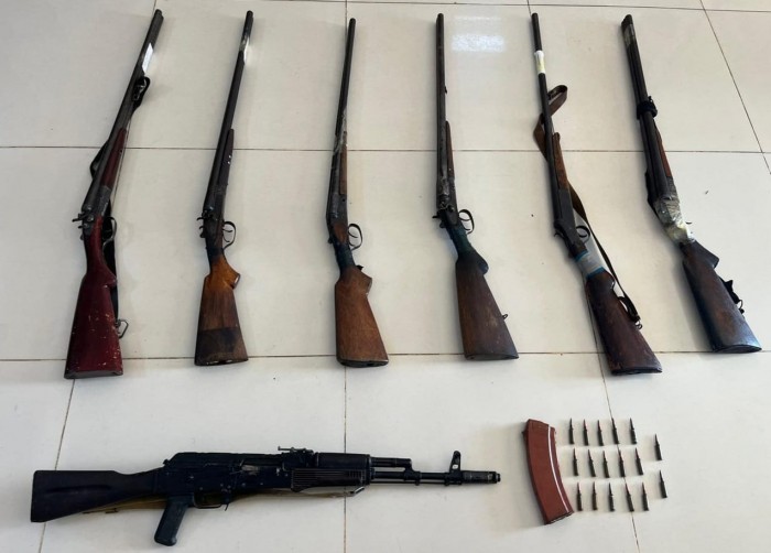 Vətəndaşlardan 2 avtomat, 3 qumbara 14 tüfəng götürüldü