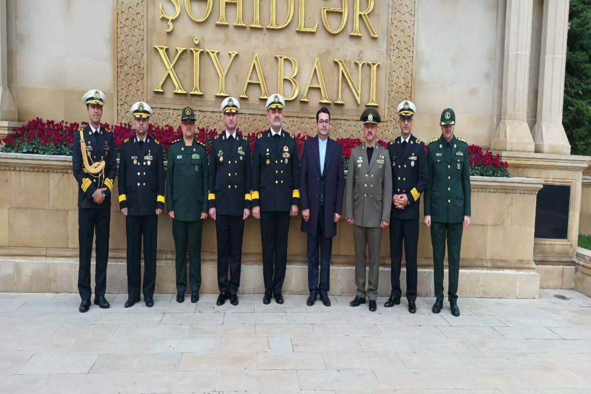 İranlı komandan Şəhidlər xiyabanını ziyarət etdi
