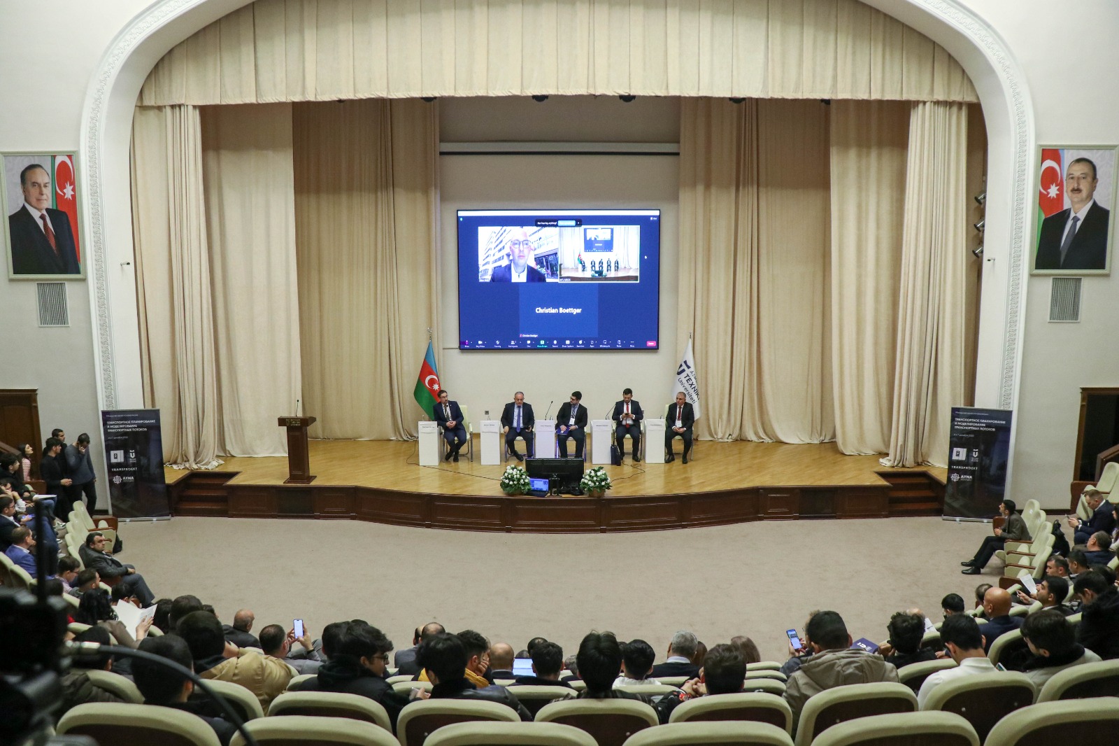 Nəqliyyat sahəsində “rəqəmsal əkiz”lərin yaradılması müzakirə edildi - FOTO