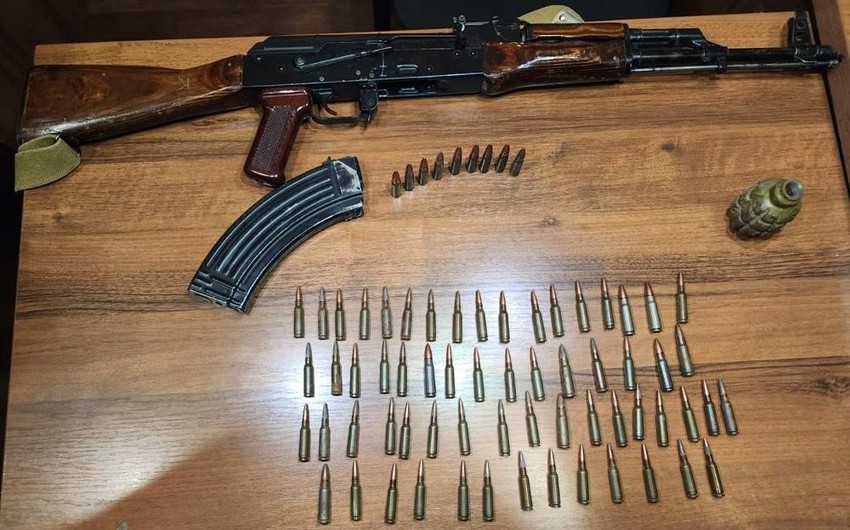 Vətəndaşlar silahlarını könüllü polisə təhvil verirlər