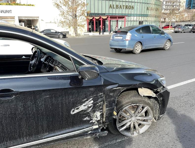 Bakıda qəza: Baş redaktorun maşını VURULDU