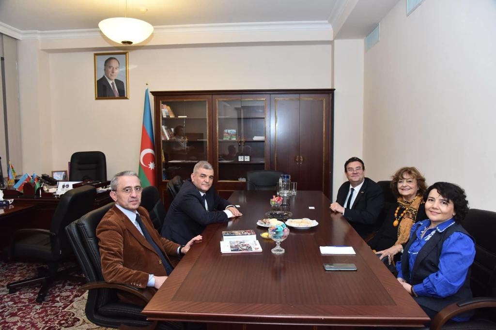 Komitə sədri görkəmli rumın şairəsi ilə görüşüb