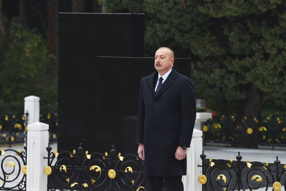 Prezident Heydər Əliyevin məzarını ziyarət etdi - FOTO