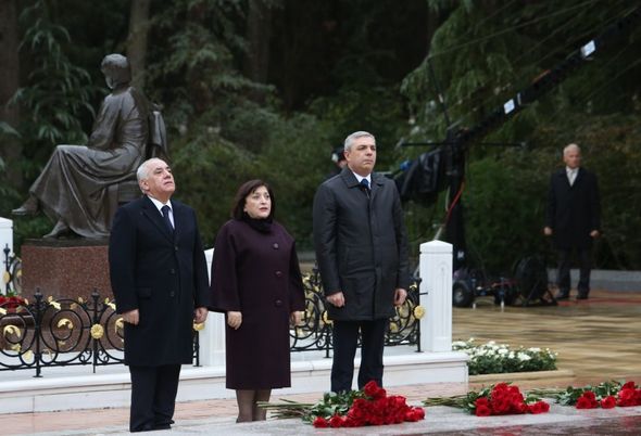 Məmurlar Ulu Öndərin xatirəsini yad etdilər