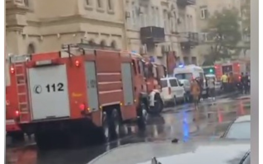 Bakının mərkəzində ev yandı, küçədə sıxlıq yarandı - VİDEO