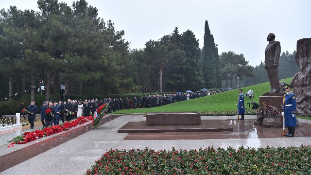 Agentliyin kollektivi Fəxri Xiyabanı ziyarət edib - FOTOLAR