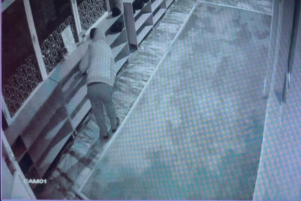 Məsciddən ayaqqabı oğlurladı - Anbaan görüntülər