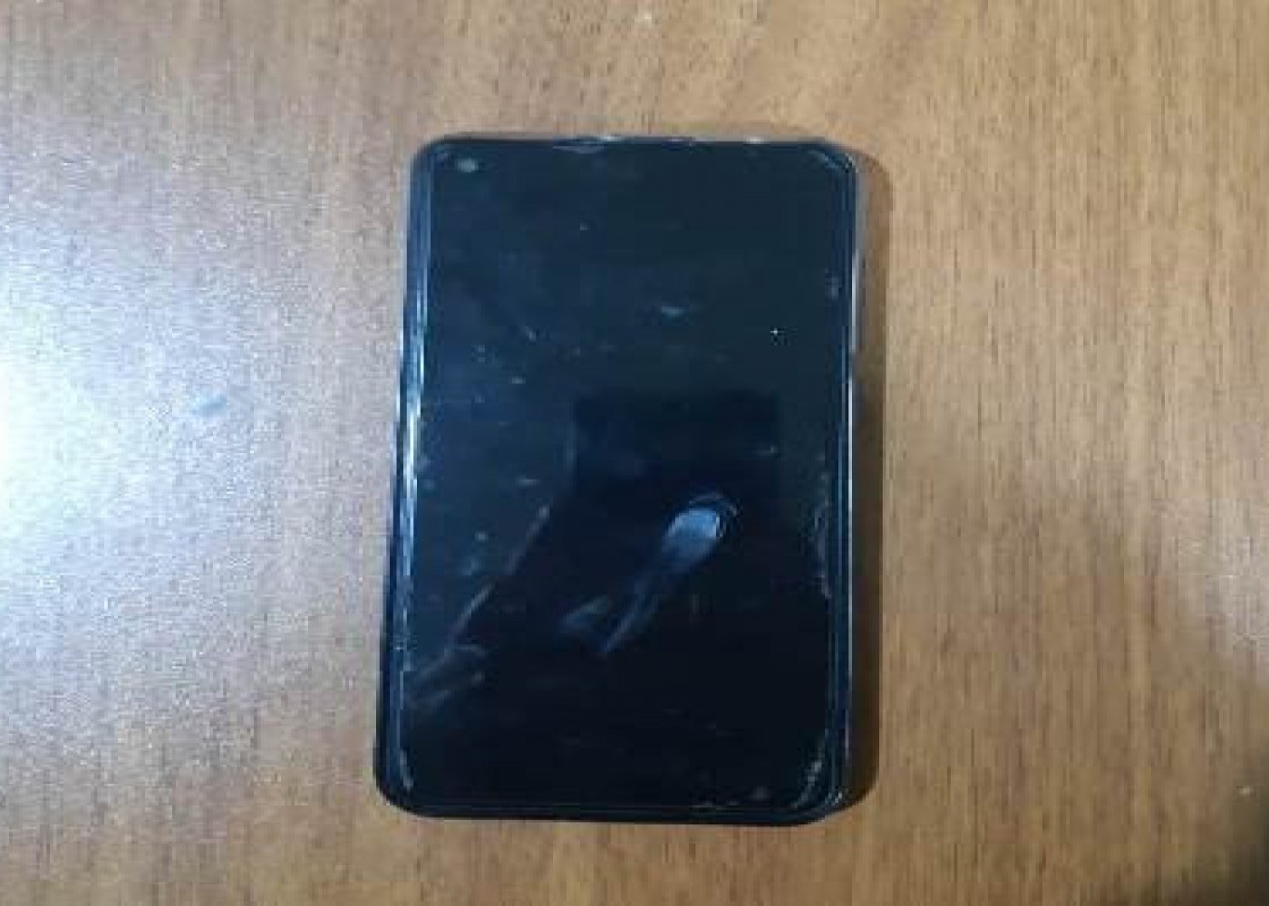 Qadın həbsdə olan ərinə telefon keçirmək istədi