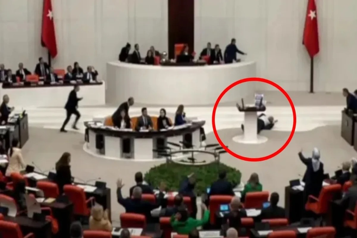 Çıxış edərkən huşunu itirən deputat vəfat etdi - VİDEO