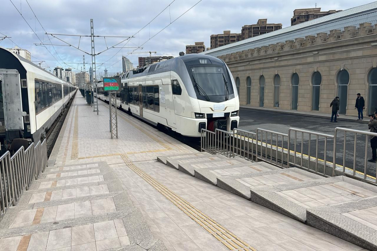 Bakıya yeni qatarlar gətirildi