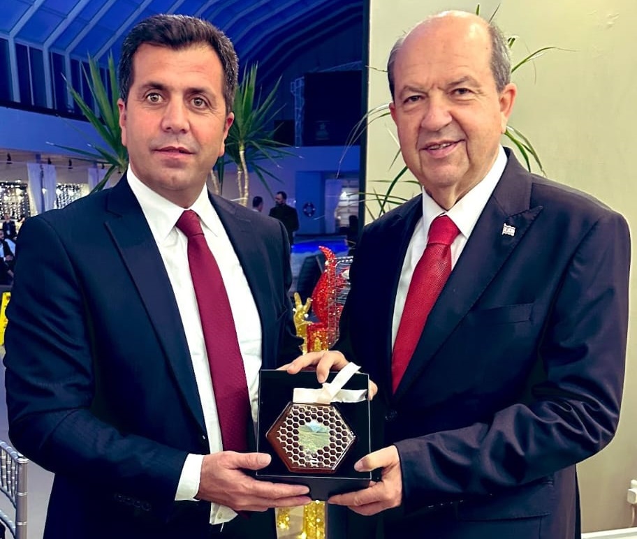 Ersin Tatara Kəlbəcər balı hədiyyə edildi - FOTO